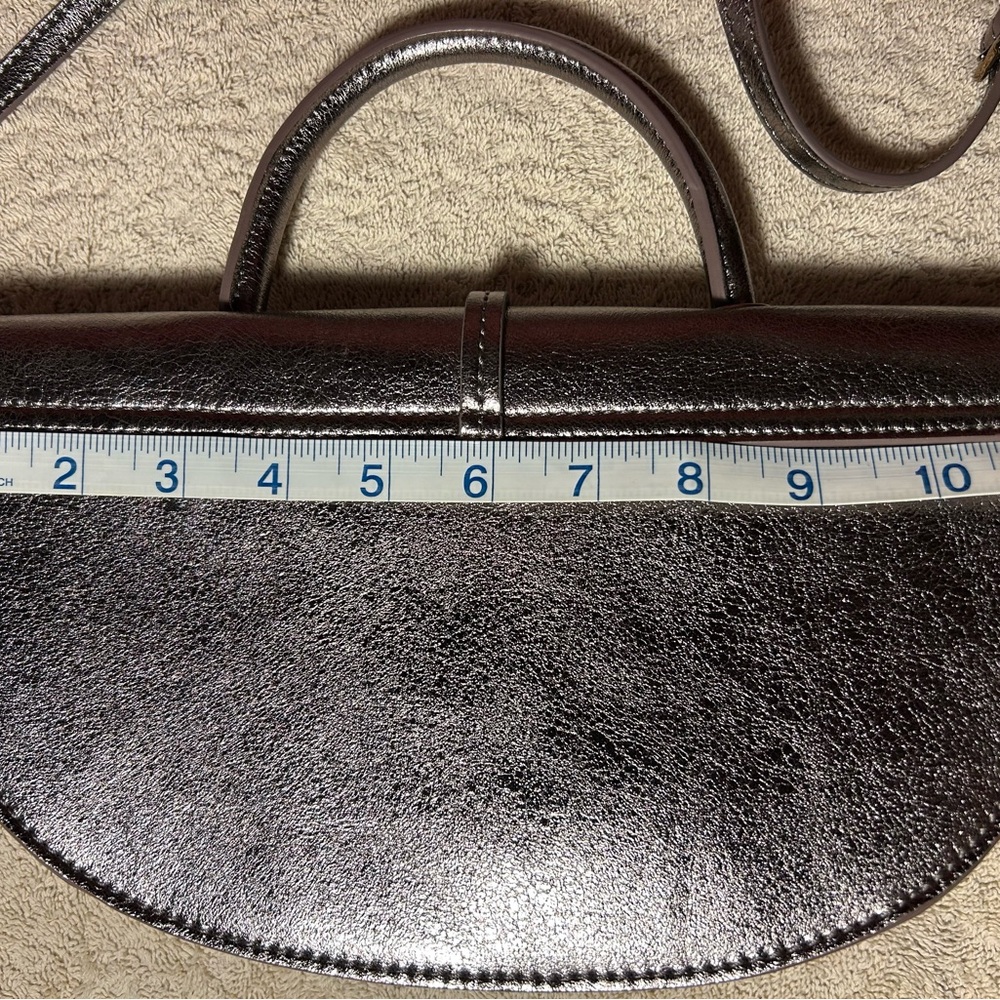 Elegant Metallic Colored  Leather Handbag - Picture 5 of 6